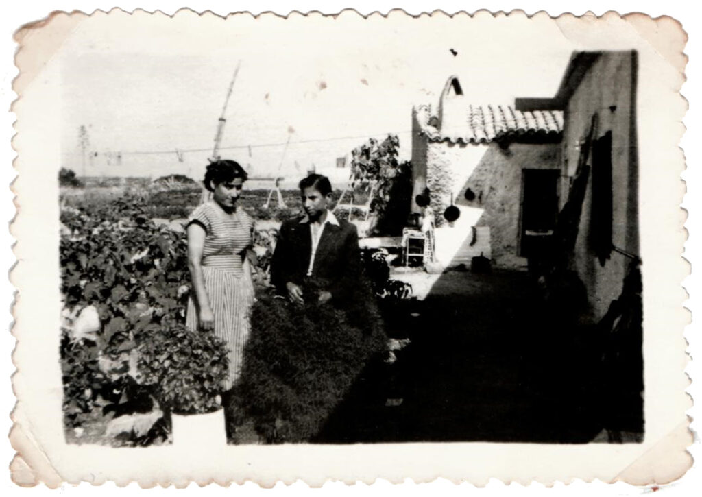 02.
1950. Έξω από το πατρικό μου σπίτι. Μαζί με την αδελφή μου Αλεξάνδρα
